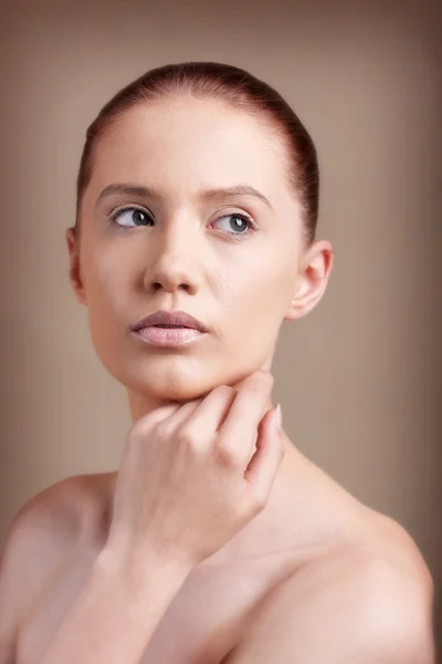 Ritratto di giovane bella donna con chiaro make-up su sfondo marrone — Foto Stock
