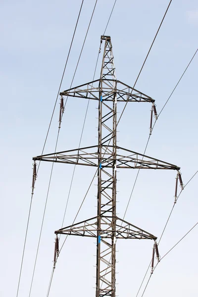 Linhas elétricas contra um fundo do céu — Fotografia de Stock