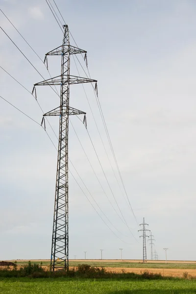 Linhas elétricas contra um fundo do céu — Fotografia de Stock