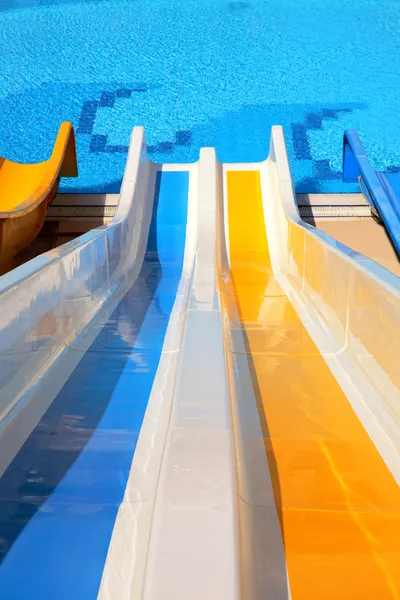 Waterglijbaan met zwembad — Stockfoto