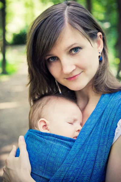 Bir askı içinde yeni doğmuş bebek ile anne — Stok fotoğraf