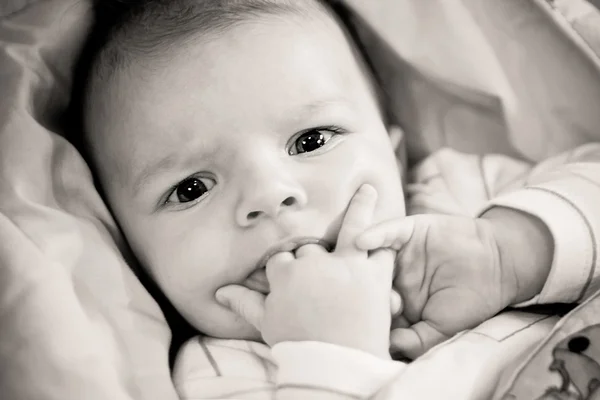 그의 입에 손가락으로 사랑 스러운 아기 — 스톡 사진