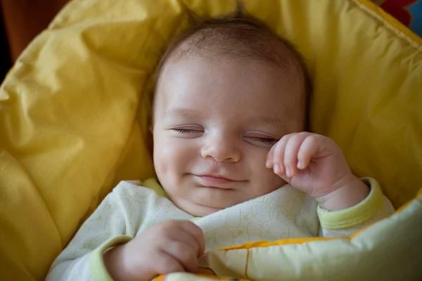 Spanie, uśmiechając się noworodka — Zdjęcie stockowe