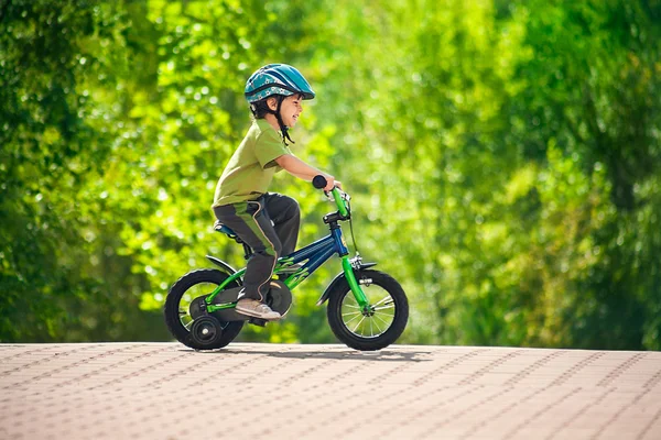 Мальчик на велосипеде в шлеме — стоковое фото