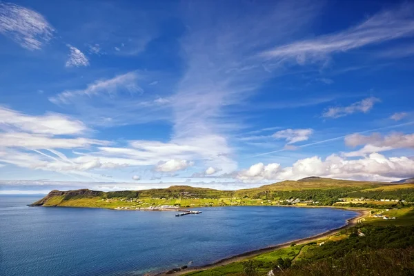 Vue sur le port et le village d'Uig, île de Skye, Écosse — Photo