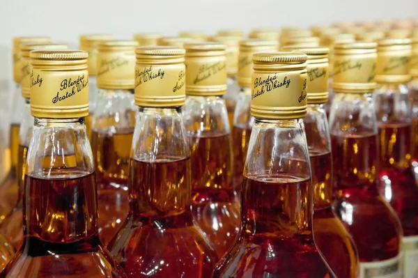 Garrafas de whisky misturado com uísque — Fotografia de Stock