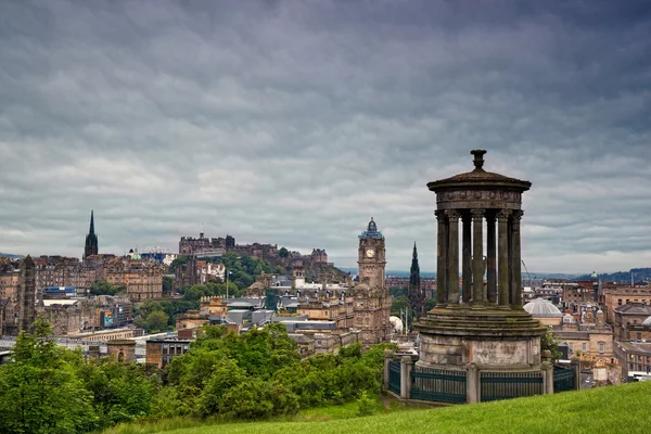 Эдинбург из Колтон-Хилла, Шотландия — стоковое фото