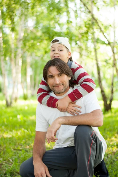 Apa és fia, a parkban, a nyári időszakban — Stock Fotó