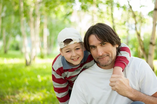 父亲和儿子在夏季期间公园 — 图库照片