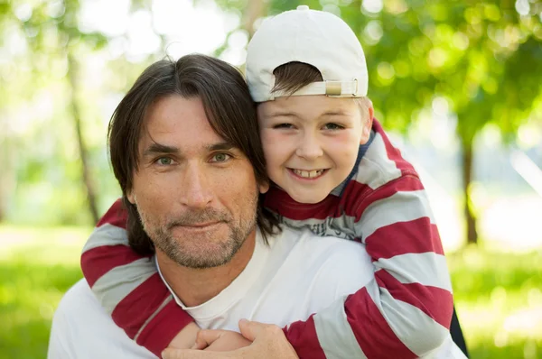 Dad and son at the park during the summer — Stock Photo, Image
