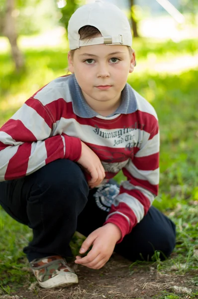 Il ragazzo nella foresta di betulle — Foto Stock