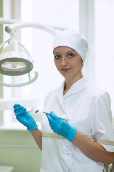 Porträt einer Zahnärztin in der Klinik — Stockfoto