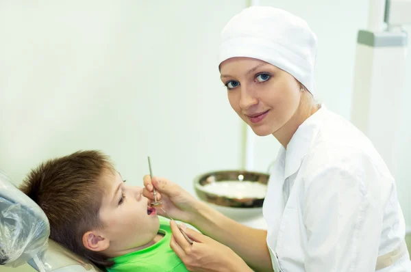 Bambini dentista guarisce un ragazzo — Foto Stock