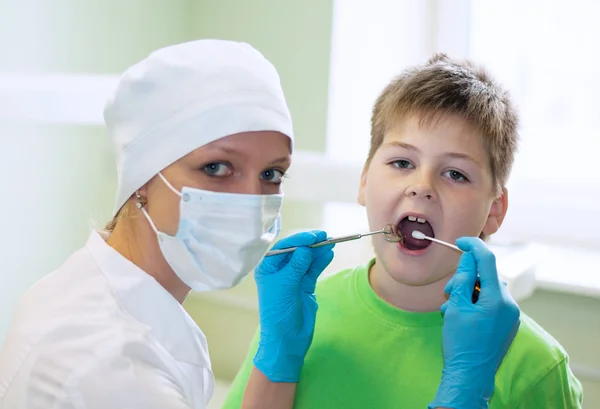 Παιδιά οδοντίατρος θεραπεύει ένα αγόρι — Φωτογραφία Αρχείου