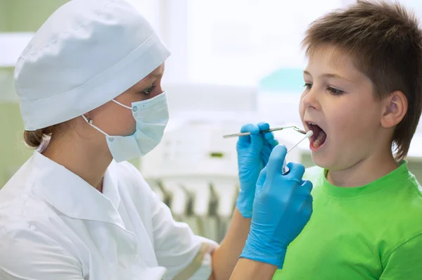 Kids dentist heals a boy — Stock Photo, Image