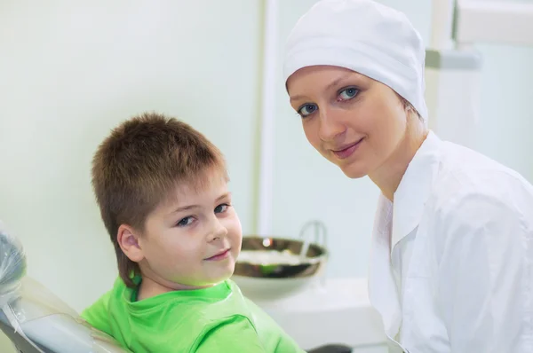 Kinderzahnarzt heilt einen Jungen — Stockfoto