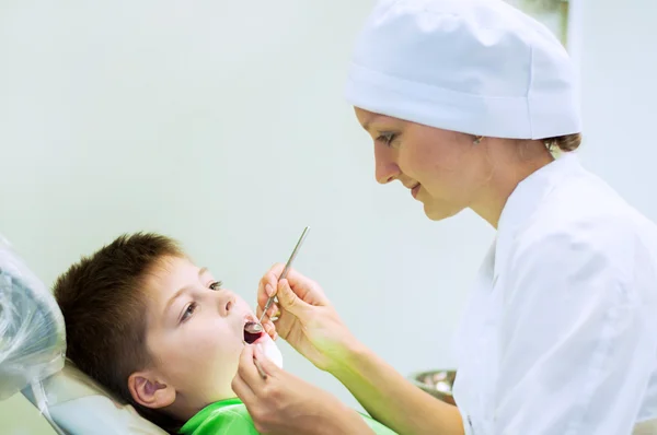 Дитячий стоматолог лікує хлопчика — стокове фото