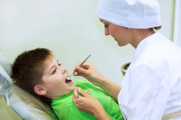Παιδιά οδοντίατρος θεραπεύει ένα αγόρι — Φωτογραφία Αρχείου