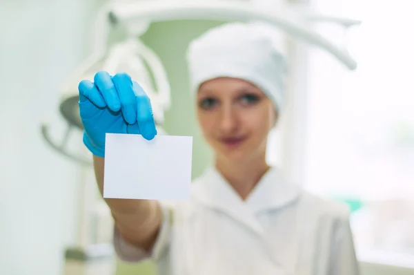Női orvos tartja a kártya a kezében — Stock Fotó
