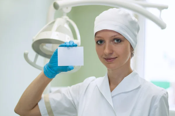 Kobieta lekarz trzyma karty w ręku — Zdjęcie stockowe