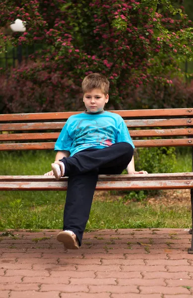 悲しい少年のベンチに座っています。 — ストック写真