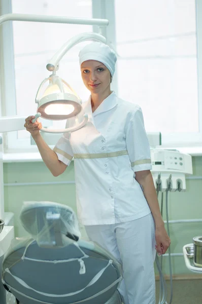 Portret van een vrouw tandarts in de kliniek — Stockfoto