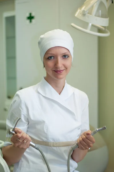 Porträt einer Zahnärztin in der Klinik — Stockfoto
