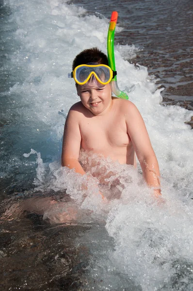 Мальчик в море в маске для подводного плавания — стоковое фото