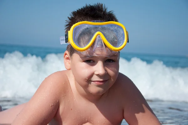 Boy at sea with a mask for snorkeling — Stock Photo, Image