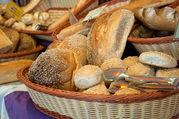 Un delizioso pane fresco nel negozio — Foto Stock