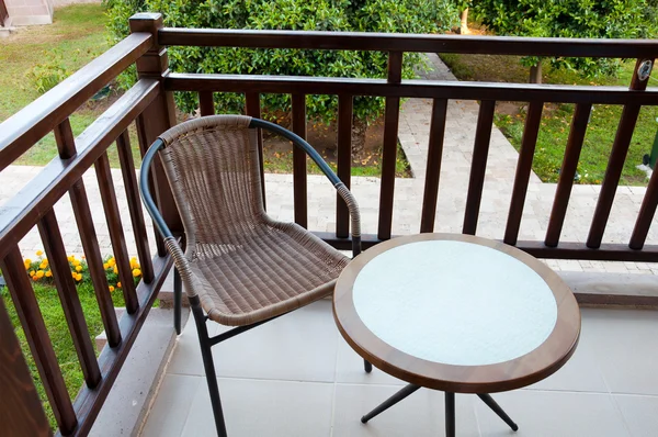 Плетене крісло на балконі — стокове фото