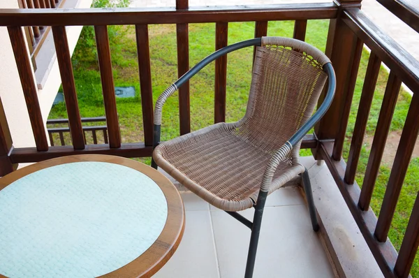 Плетеное кресло на балконе — стоковое фото
