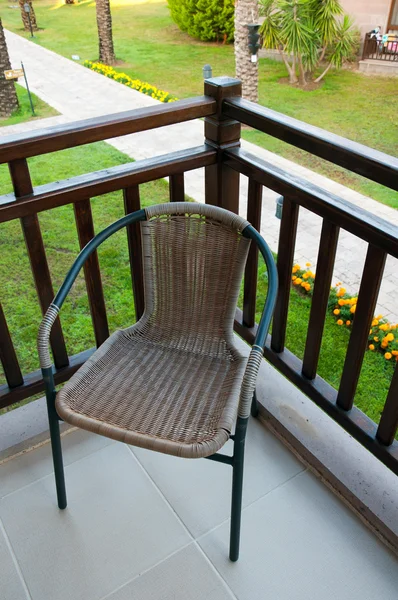 Wicker stol på balkongen — Stockfoto