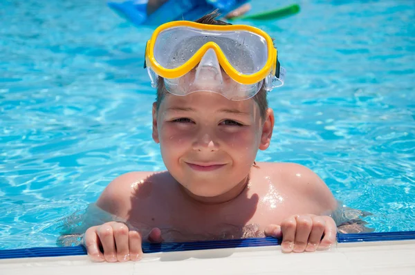 Boy with a mask for snorkeling in the pool — Stock Photo, Image