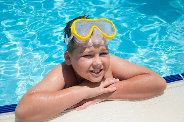 Boy with a mask for snorkeling in the pool — Stock Photo, Image