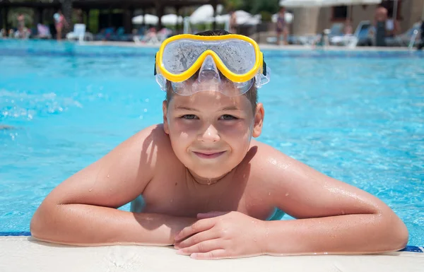 Pojke med en mask för snorkling i poolen — Stockfoto