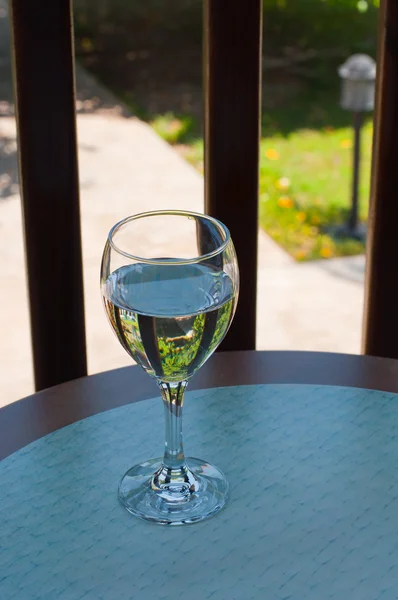 Un bicchiere d'acqua potabile — Foto Stock
