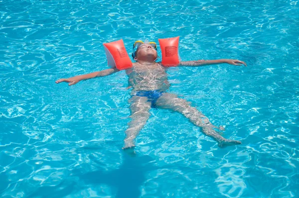 Chłopak pływa w basenie — Zdjęcie stockowe