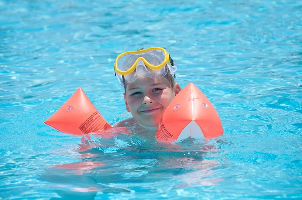 Egy fiú úszik a medencében — Stock Fotó