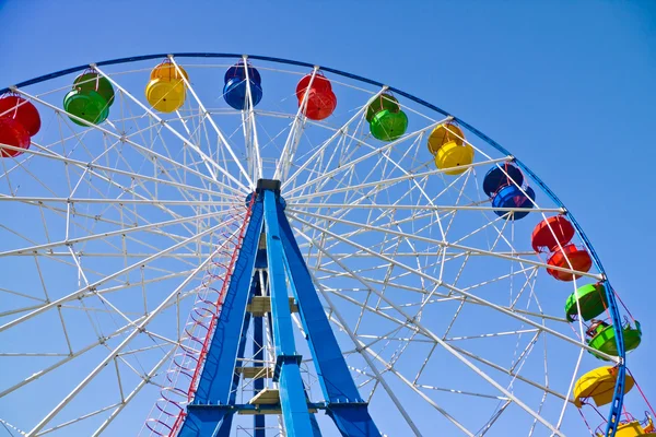 Ferris roue dans le parc d'attractions — Photo