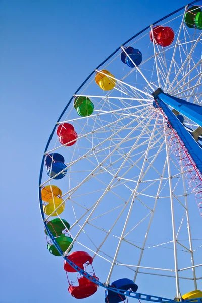 Ferris roue dans le parc d'attractions — Photo
