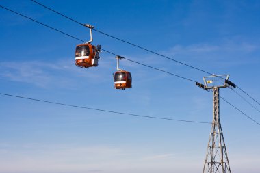 Teleferik teleferik üzerinde dağ manzarası