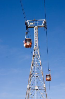 Teleferik teleferik üzerinde dağ manzarası