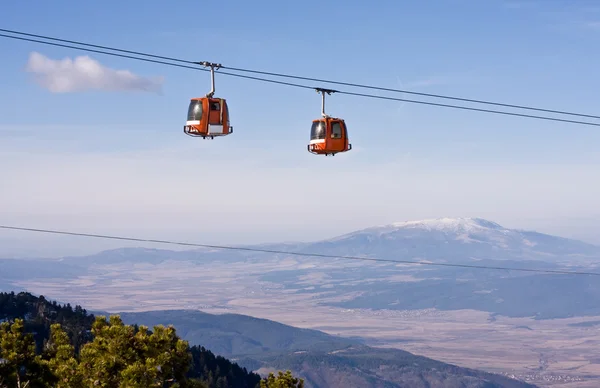 Cable car ski lift over mountain landscape — Stock Photo, Image