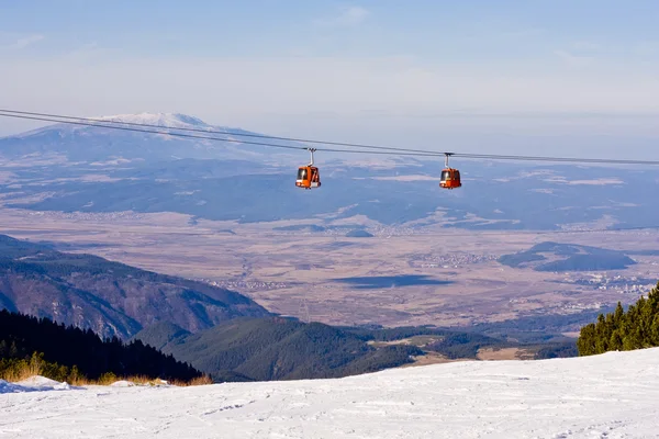 Αναβατήρας σκι του τελεφερίκ πάνω από το ορεινό τοπίο — Φωτογραφία Αρχείου