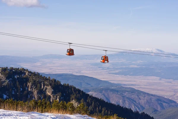 Teleférico elevador de esqui sobre paisagem de montanha — Fotografia de Stock