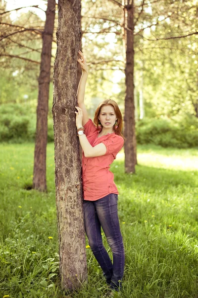 Tyttö metsässä. — kuvapankkivalokuva