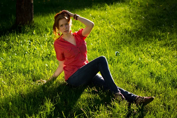 Flickan på gräsmattan — Stockfoto