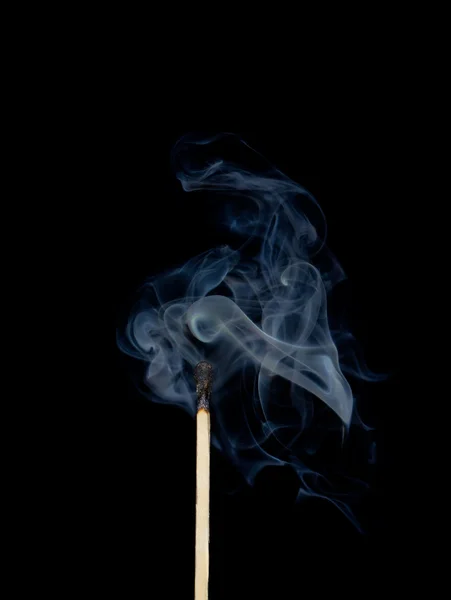 Streichholz im Rauch — Stockfoto