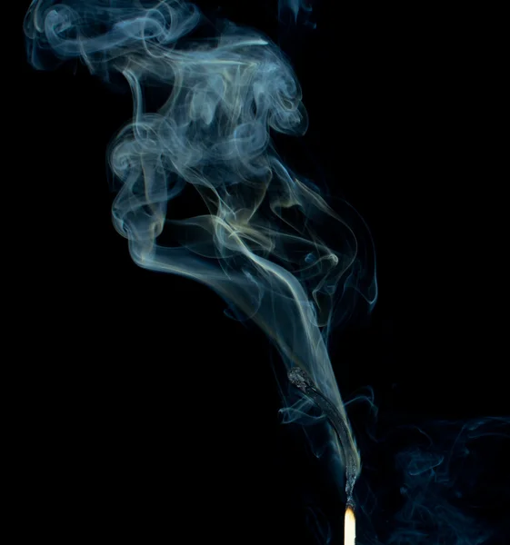Streichholz im Rauch — Stockfoto